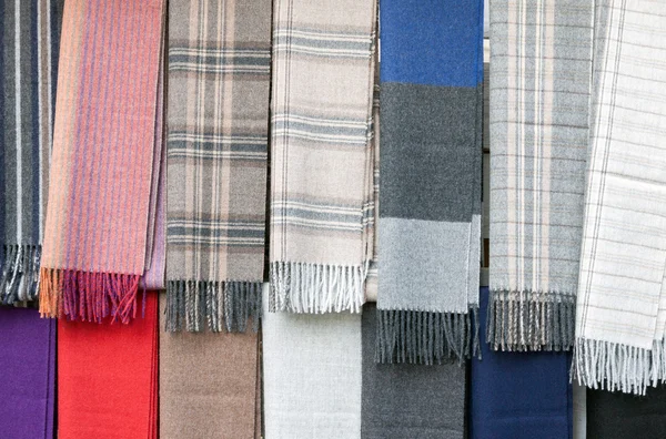 Bufandas coloridas en un mercado —  Fotos de Stock