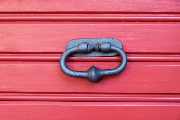 Vieux porte en métal frappeur — Photo