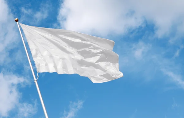 Bandera blanca en blanco ondeando en el viento — Foto de Stock