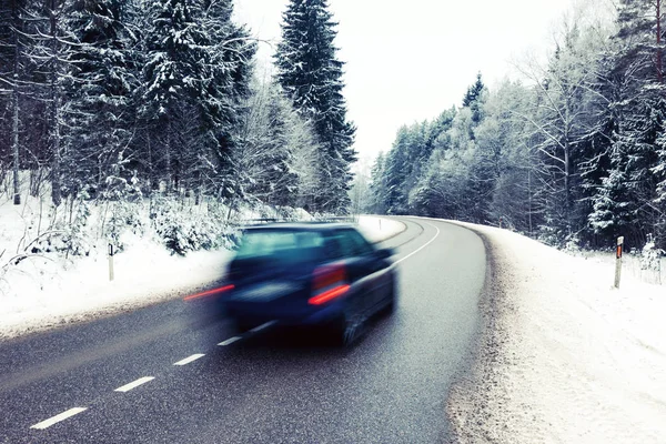 Samotny samochód na drodze w zimowy krajobraz — Zdjęcie stockowe