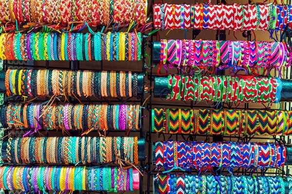 Różne kolorowe bransoletki na sprzedaż — Zdjęcie stockowe