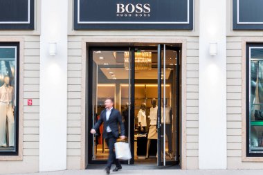 İşadamı bırakarak Hugo Boss moda mağaza