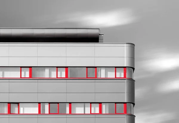 Modernes Gebäude mit roten Fenstern — Stockfoto