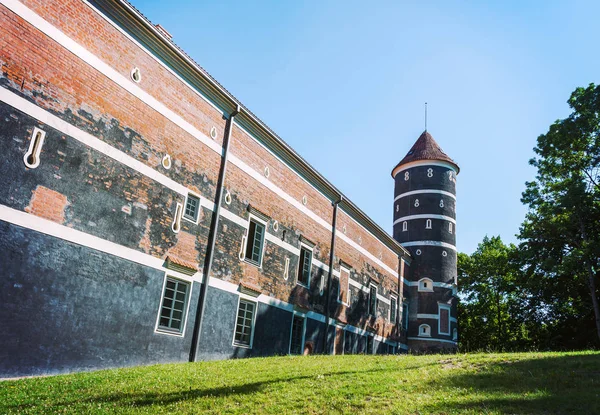 Středověké cihly hrad v Litvě — Stock fotografie