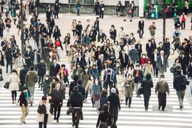 Tokyo'da sokakta insan kalabalığı