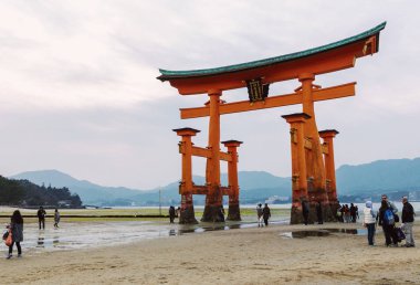 Düşük tide Japonya'da kapıda yakın