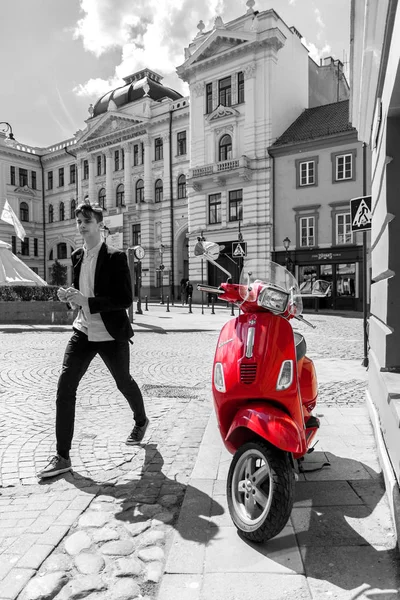 Scooter vermelho em preto e branco cena urbana — Fotografia de Stock