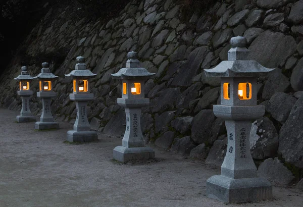 Japanese stone lanterns in the evening — Stock Photo, Image