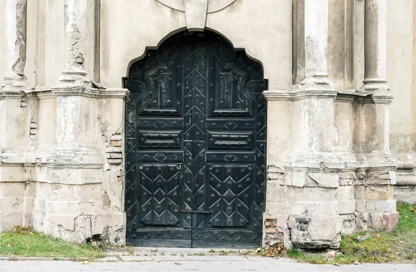 Abandonado portas decorativas da igreja — Fotografia de Stock