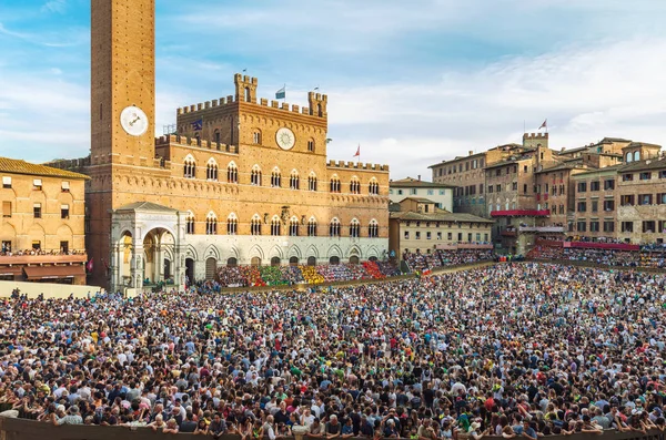 Dav lidí na náměstí Piazza del Campo Siena — Stock fotografie