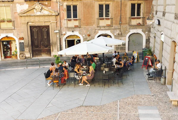 Lidé jíst na venkovní kavárny v Itálii — Stock fotografie