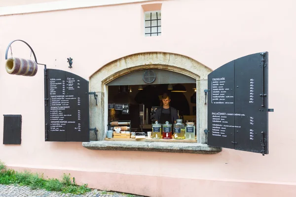 Café janela de rua em Praga — Fotografia de Stock