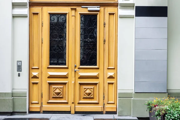 Puertas exteriores de oficina con letreros vacíos — Foto de Stock