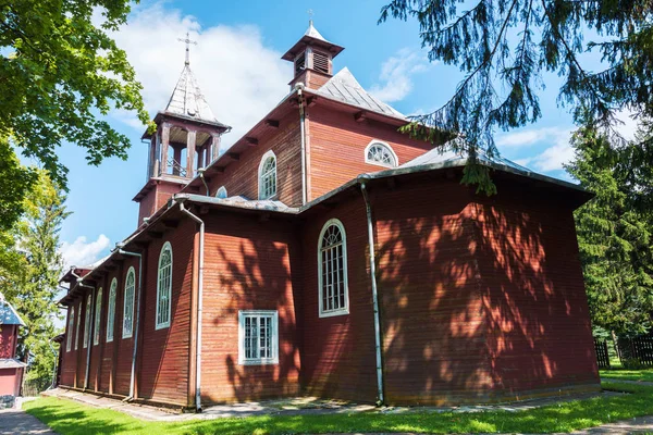 Starý dřevěný katolický kostel — Stock fotografie