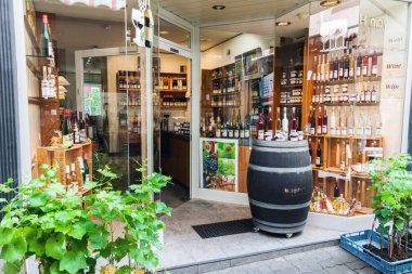 Almanya geleneksel Mosel şarap dükkanı