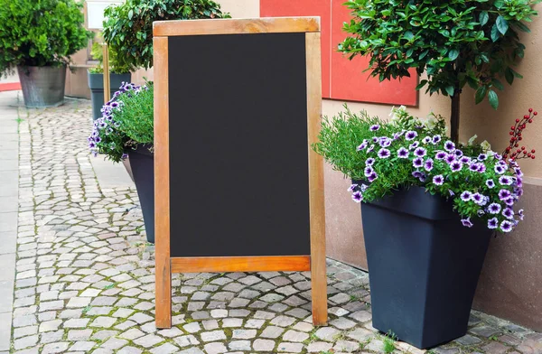 Blank menu blackboard on the street — Stock Photo, Image
