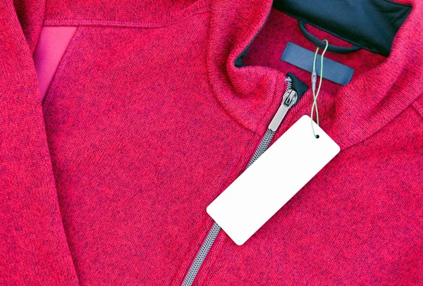 Etiqueta de etiqueta de roupa em branco em uma jaqueta vermelha — Fotografia de Stock