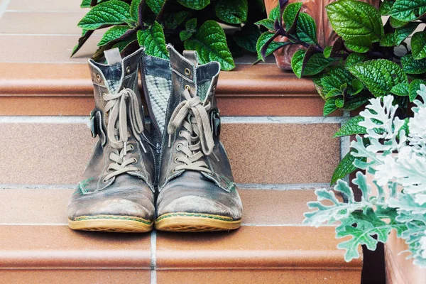 Par de botas viejas desgastadas en la puerta — Foto de Stock