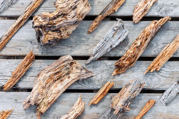 Piezas y fragmentos de madera desgastados podridos —  Fotos de Stock