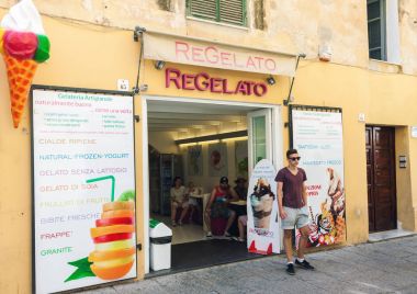 Geleneksel İtalyan gelateria dış sokak görünümü