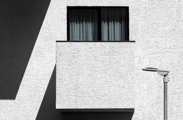 Abstrakt modern minimalistisk arkitektur med balkong — Stockfoto