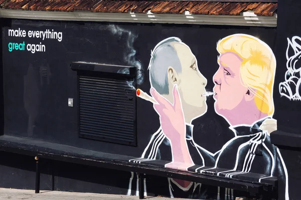 Mural artwork of Putin and Trump smoking joint — Stock Photo, Image
