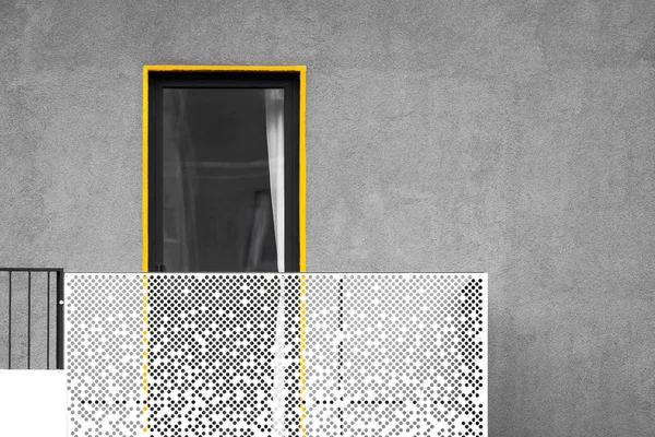 Абстрактная современная архитектура с балконом и окном — стоковое фото