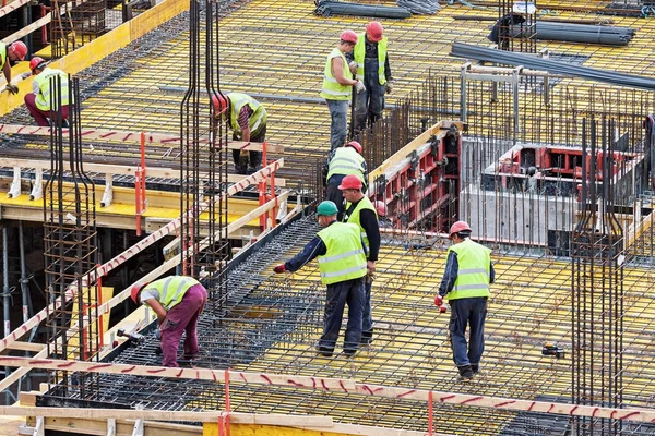 Groep mannen werken op de bouwplaats — Stockfoto