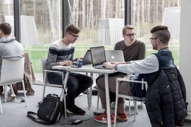 Coworking Kütüphanesi'nde öğrenciler 