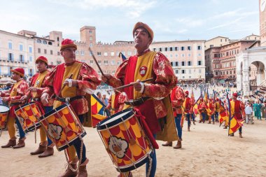 Geleneksel İtalyan Palio at yarışı geçit Siena