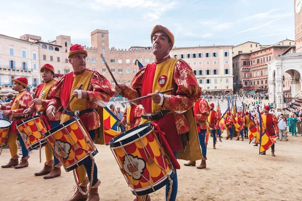 传统的意大利派力奥赛马游行在锡耶纳 — 图库照片