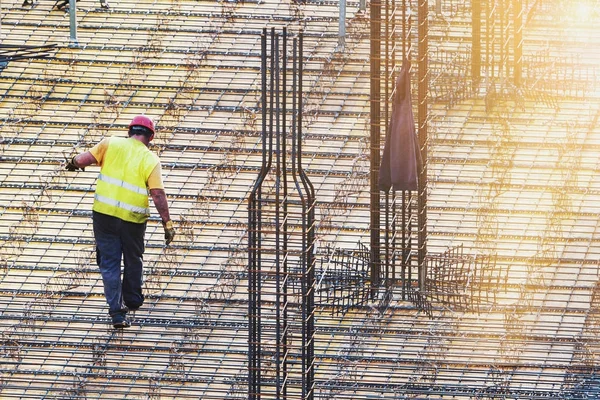 Pracownik wykonuje metalowe pracy na budowie — Zdjęcie stockowe