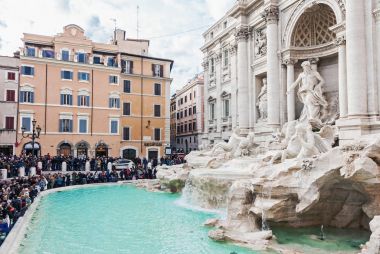 Ünlü Trevi Çeşmesi turist ile kalabalık Roma'da