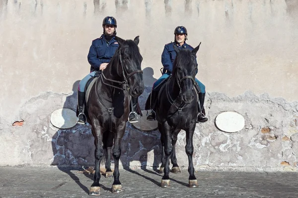 Mounted police officers patrolling street on black horses in Rome — Stock Photo, Image