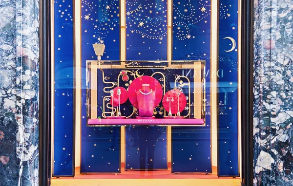 Luxury Bvlgari Christmas shop window display — Stock Photo, Image