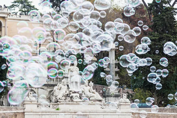 Soap bubbles in piazza del Popolo in Rome — Φωτογραφία Αρχείου