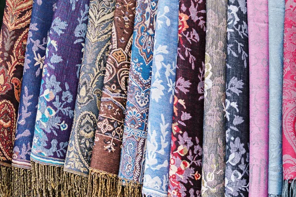 Dekorativer Stoff als farbenfroher textiler Hintergrund — Stockfoto