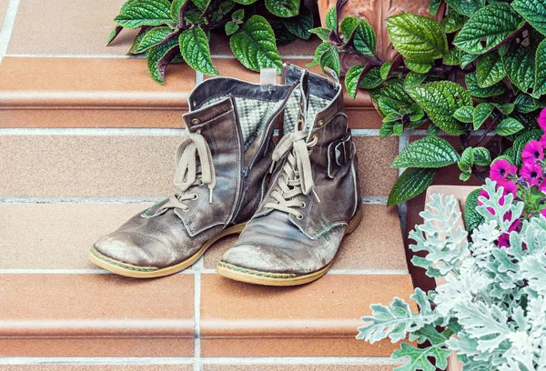 Alte verschlissene Stiefel vor der Haustür — Stockfoto