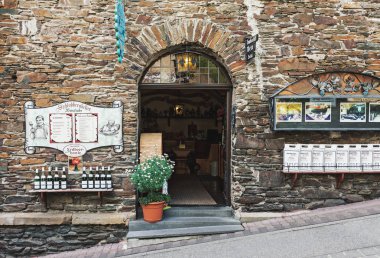 Cochem içinde şarap restoran ve dükkan giriş