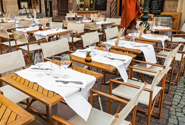 Empty outdoor restaurant with table set — Stock Photo, Image