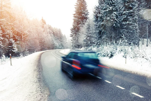 Carro solitário dirigindo na paisagem de inverno — Fotografia de Stock