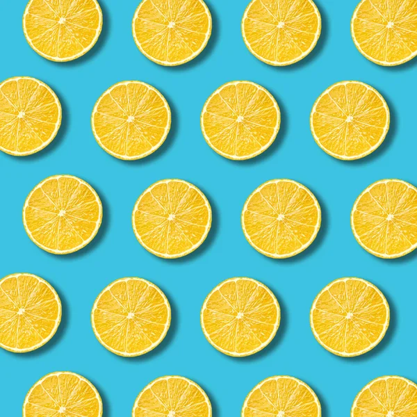 Шаблон ломтики лимона на ярком бирюзовом фоне — стоковое фото