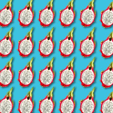 Pitaya meyve dilimleri desen canlı turkuaz zemin üzerine