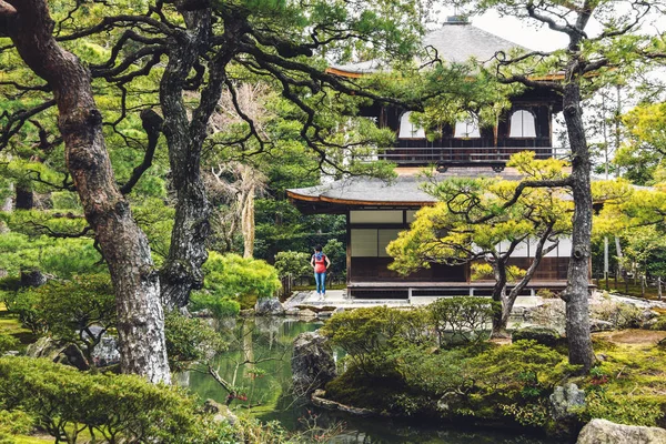 京都银阁寺寺公园的小妇人形象 — 图库照片