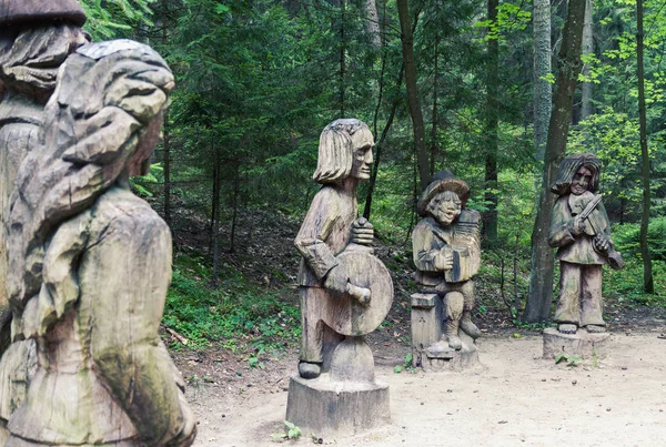 Esculturas de arte tradicional de escultura de madeira popular na Lituânia — Fotografia de Stock