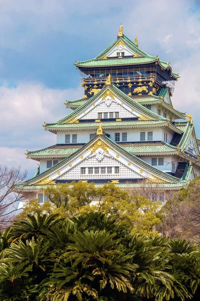 Middeleeuws kasteel van Osaka in Japan vooraanzicht — Stockfoto