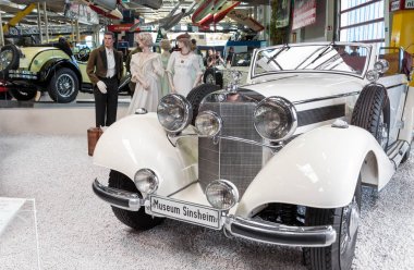 Klasik vintage Mercedes Benz otomobil Sinsheim Müzesi'nde üzerinde