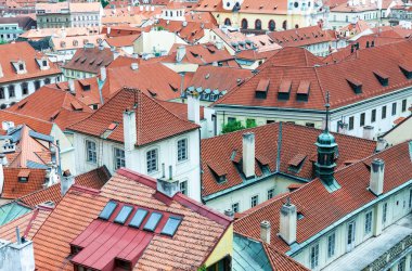 Prag eski şehir içinde kırmızı kiremitli çatılar
