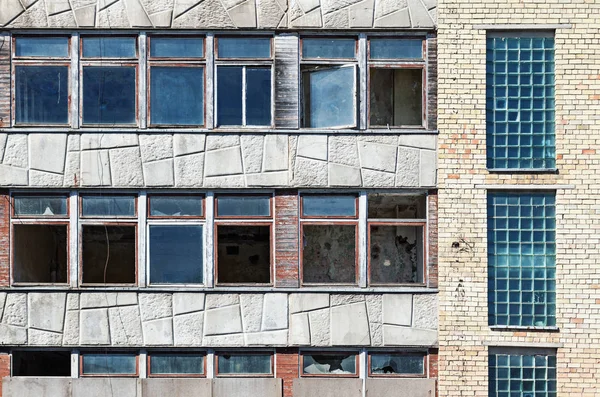 Ancien bâtiment abandonné grunge avec fenêtres cassées — Photo