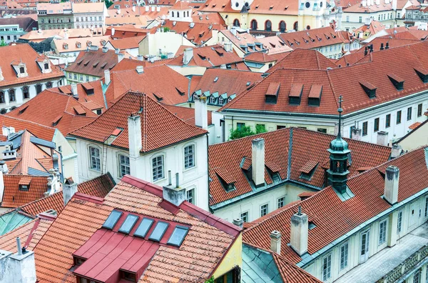 Telhados de azulejos vermelhos na cidade velha de Praga — Fotografia de Stock